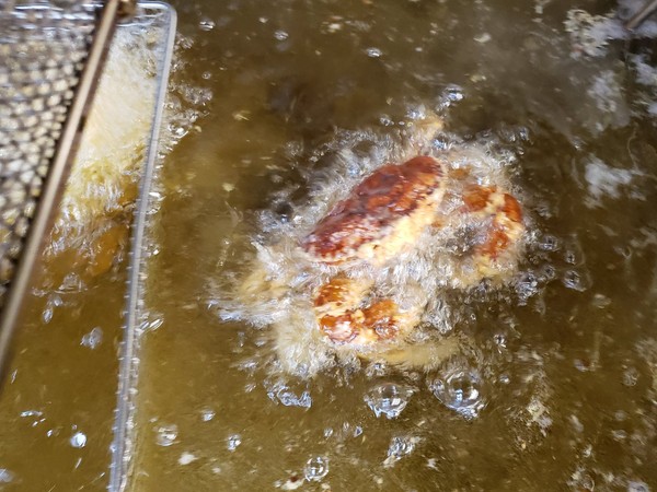 ▲▼日本蟹堡內含整隻超澎拜大螃蟹。（圖／翻攝自推特／@domdom_pr）