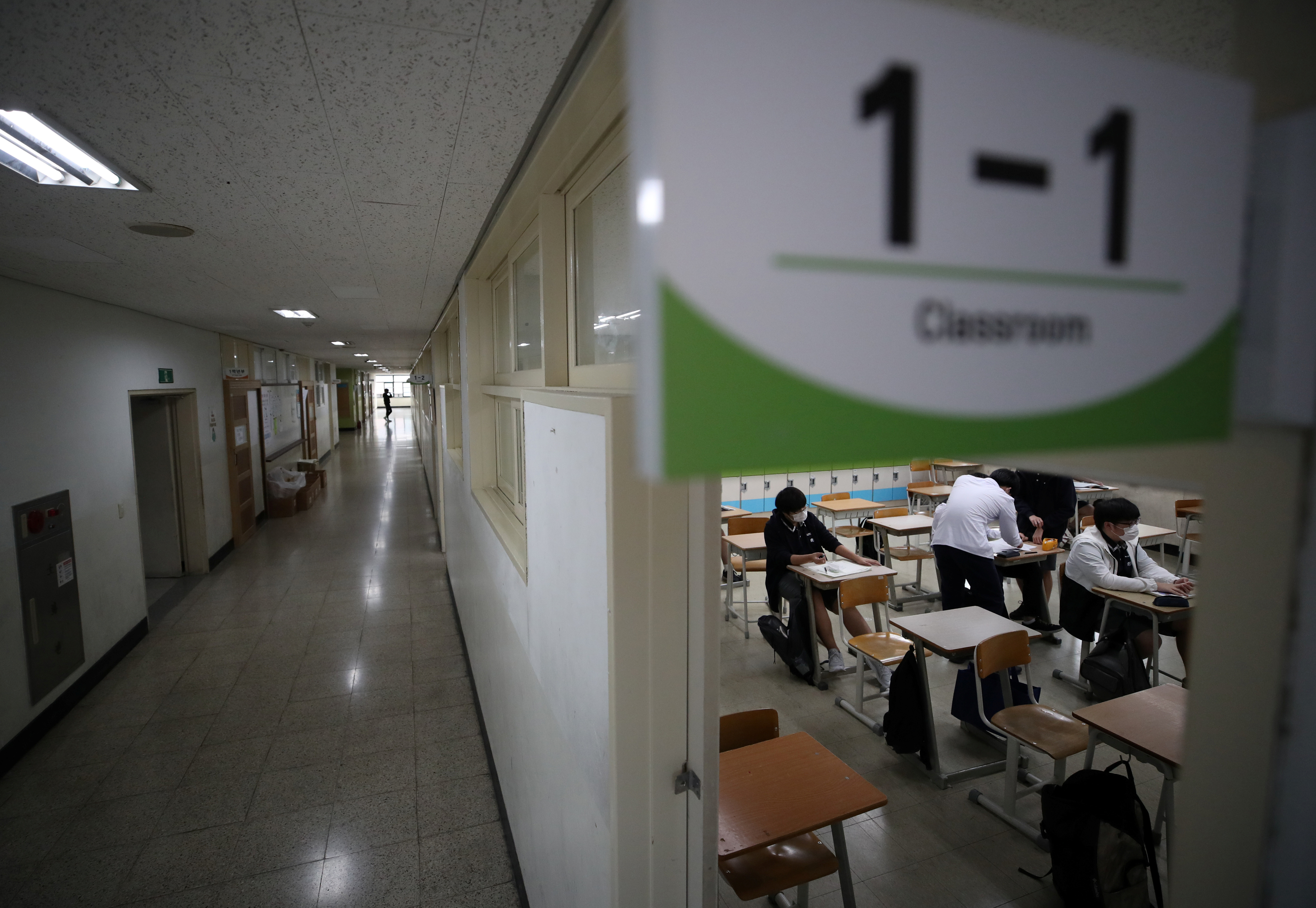 ▲▼南韓2日起開放首都圈各級學校「到校上課」，根據年級維持一定比率。（圖／路透社）