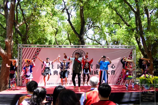 ▲東海大學原住民族學生資源中心揭牌，學生們表演開幕舞蹈。（圖／記者游瓊華翻攝）