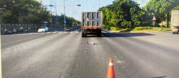 ▲▼小客車遭到聯結車擦撞，倒車又擦撞機車            。（圖／記者黃子倩翻攝）