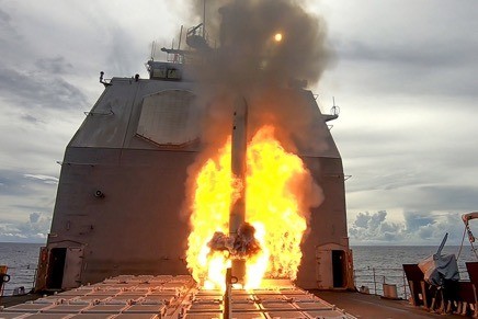 ▲▼安提坦號巡洋艦成功發射戰斧攻陸飛彈命中關島外海的一處無人島。（圖／翻攝自Facebook／USNavy）