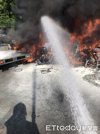 ▲屏東縣政府交通隊廢棄車輛安置場發生火警，燒毀16部汽機車             。（圖／民眾提供）