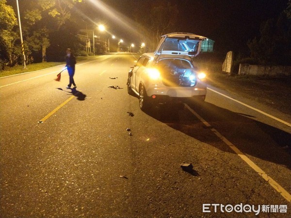 ▲▼自小客車與3隻水牛擦撞，車輛受損嚴重，車頭幾乎全毀。（圖／記者王兆麟翻攝，下同）