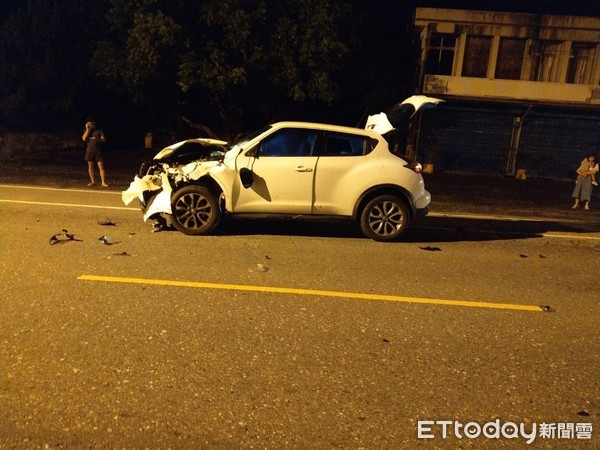 ▲▼自小客車與3隻水牛擦撞，車輛受損嚴重，車頭幾乎全毀。（圖／記者王兆麟翻攝，下同）