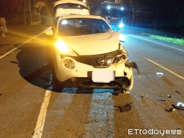 ▲▼自小客車與3隻水牛擦撞，車輛受損嚴重，車頭幾乎全毀。（圖／記者王兆麟翻攝，下同）