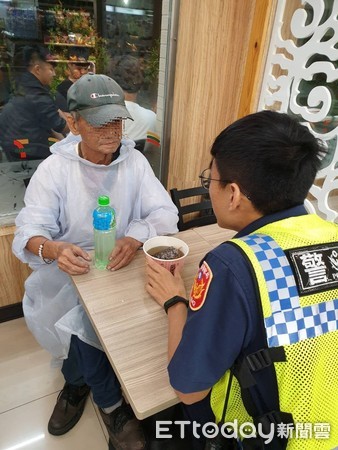 ▲▼ 【高齡八旬老翁黑夜迷失 中埔暖警助返家】            。（圖／記者翁伊森翻攝）