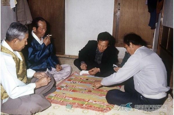 ▲▼花牌是韓國一種傳統牌桌遊戲，年長者常用來賭博。（圖／翻攝自韓國中央研究院官網）