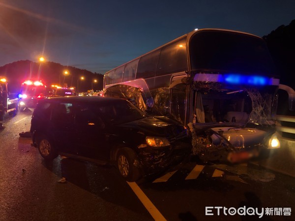 ▲▼快訊／國1五楊高架「連環追撞8傷」　遊覽車、4小客車撞成一團。（圖／記者陳以昇翻攝）