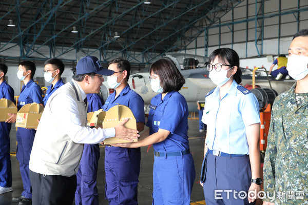 ▲台南市長黃偉哲前往空軍第一戰術戰鬥機聯隊勞軍致意，由空軍第一戰術戰鬥機聯隊長陳世輝少將親自接待，國軍官兵熱烈歡迎。（圖／記者林悅翻攝，下同）