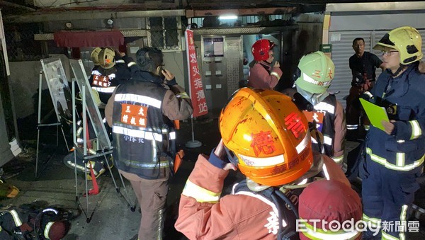 ▲警消協助廁所內避難的母女送醫，所幸均無生命危險。（圖／記者游宗樺攝）