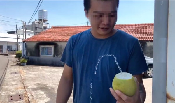 ▲▼男子疑在柚子上接水管噴滿臉，號稱「麻豆柚子水多」，網笑稱「另類行銷」。（圖／民眾提供）
