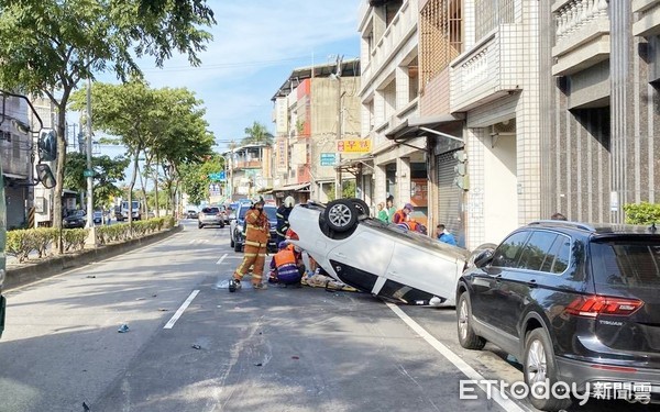 ▲桃園市李姓男子23日下午開車搭載2名幼子外出，行經蘆竹區富國路時不知何故突然衝向分隔島後再撞上民宅翻覆。（圖／記者沈繼昌翻攝）