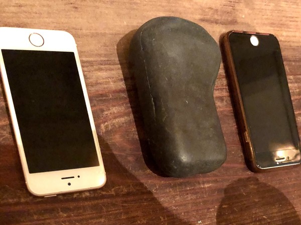 ▲日本醉男拿錯的石頭和手機超像。（圖／翻攝自twitter／@BKitakami）
