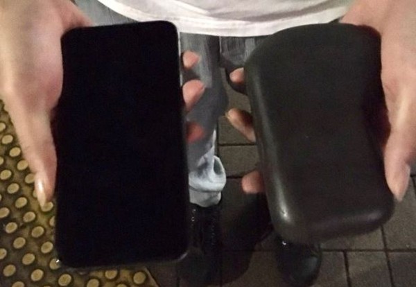 ▲日本醉男拿錯的石頭和手機超像。（圖／翻攝自twitter／@BKitakami）