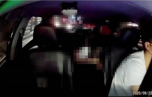 ▲▼長髮妹Uber後座「低頭開吃」男友！司機崩潰求救　6秒影片曝光。（圖／翻攝網路）