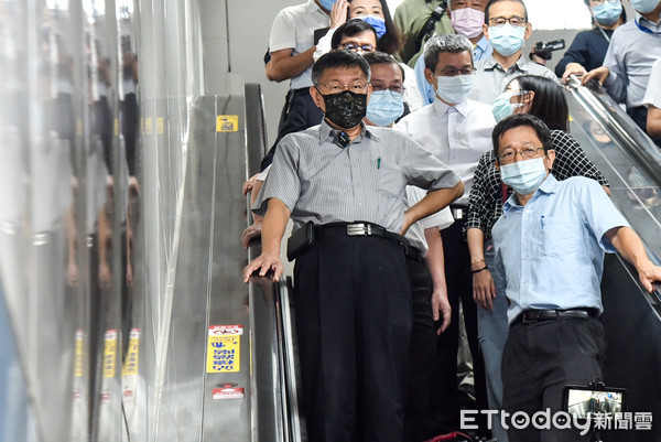 ▲台北市長柯文哲視導電扶梯改善工程。（圖／記者林敬旻攝）