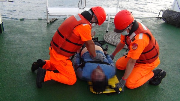 ▲▼彰化王功外海發生漁船電線走火，造成船員1死1傷。（圖／台中海巡隊提供）