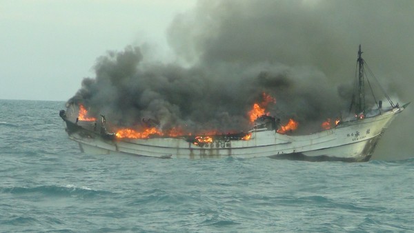 ▲▼彰化王功外海發生漁船電線走火，造成船員1死1傷。（圖／台中海巡隊提供）