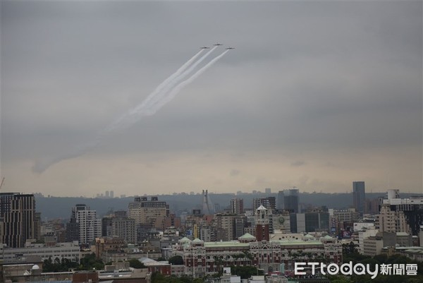 ▲▼國慶空中兵力預演，空軍雷虎特技小組AT-3通過總統府上空。（圖／青年日報）