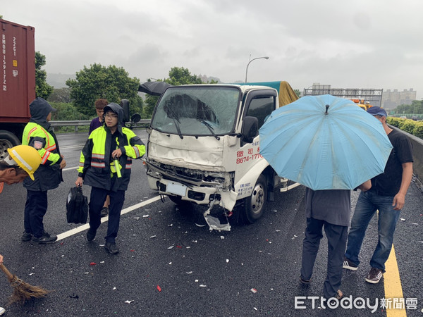 ▲▼國道3號軍用休旅與小貨車發生追撞車禍，5名男軍人都受到輕傷。（圖／記者陳豐德翻攝）