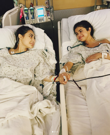 ▲賽琳娜首度主動公開手術傷疤。（圖／翻攝自Instagram／Selena Gomez）