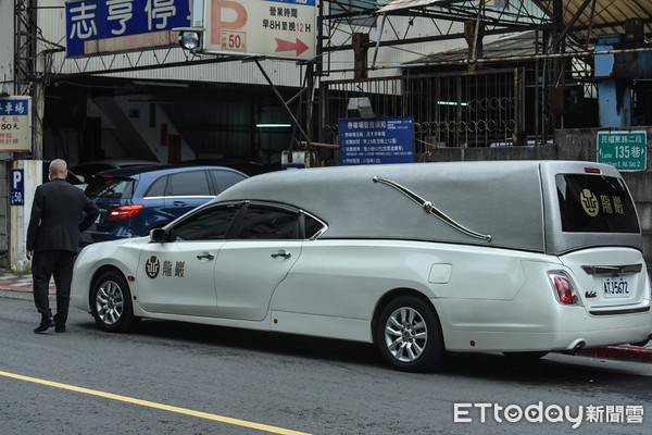 ▲小鬼黃鴻升的靈車。（圖／記者林敬旻攝）