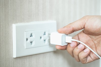 擅自拔飯店房插頭「幫手機充電」　女退房慘噴6千多元傻眼