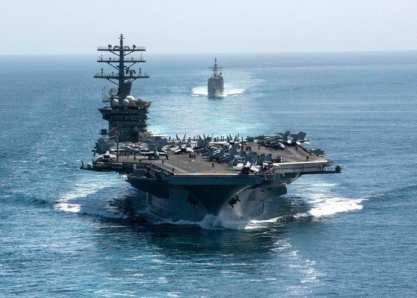 ▲美國「雷根」號（USS Ronald Reagan，CVN76）與「尼米茲」號（USS Nimitz，CVN-68）的軍演畫面。（圖／翻攝至U.S. Navy）