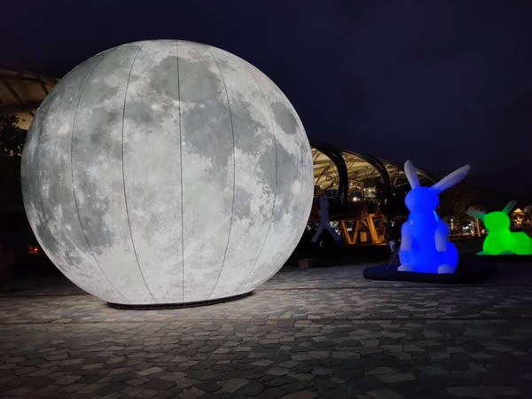 ▲▼宜蘭冬山車站10公尺高月球等裝置藝術，25日亮相超吸睛。（圖／擷自《冬山鄉長林峻輔臉書》，下同）