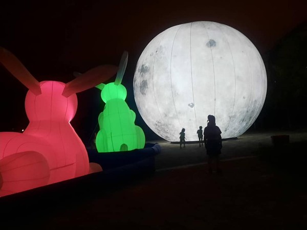 ▲▼宜蘭冬山車站10公尺高月球等裝置藝術，25日亮相超吸睛。（圖／擷自《冬山鄉長林峻輔臉書》，下同）