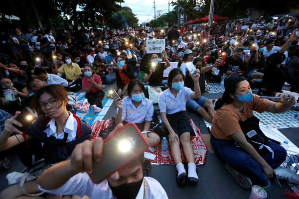 ▲▼泰國示威者在議會外抗議。（圖／路透）