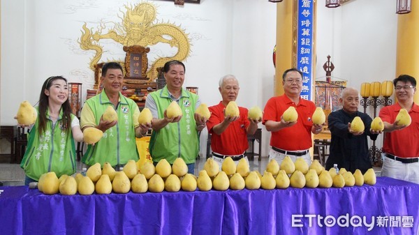 ▲民進黨台南市黨部，聯手玉皇玉聖宮燭善善心會，送柚關懷獨居老人。（圖／記者林悅翻攝，下同）  