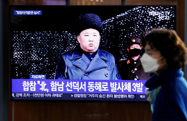 ▲▼ 南韓媒體報導北韓槍殺南韓公務員的新聞。（圖／路透）
