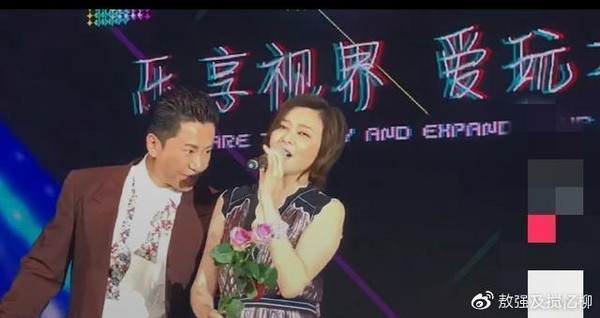 港星關之琳遭中國男歌手毛寧摟腰，露出「嫌棄的眼神」引發熱議。（翻攝自微博）