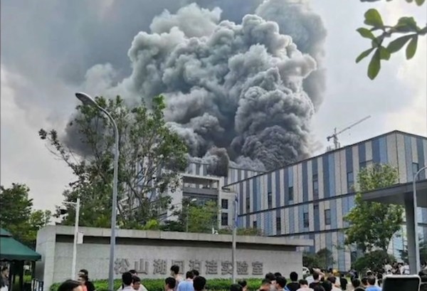 ▲華為團泊窪實驗室G2大樓起火。（圖／翻攝自澎湃新聞，下同）