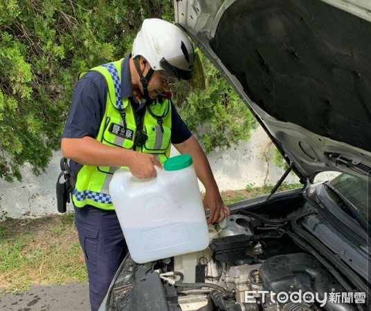 ▲▼女駕駛因車輛水箱缺水故障停路旁待援，員警適時伸援手幫忙加水。（圖／台東縣警察局提供，下同）