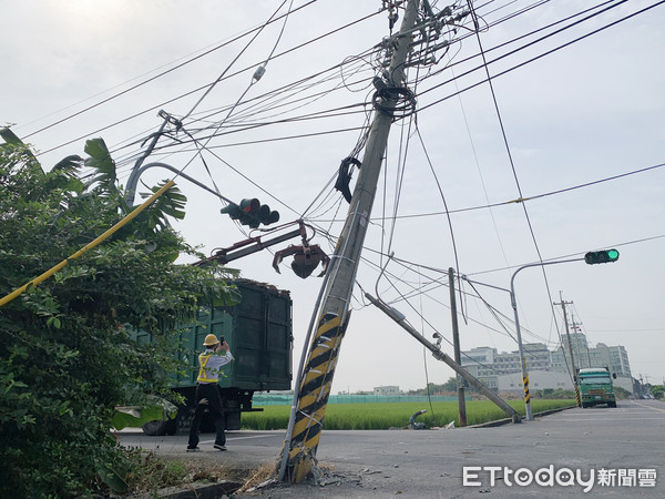 ▲環保公司抓斗車行經市場北路，吊臂太高勾斷高壓輸電桿。（圖／記者蔡佩旻攝）