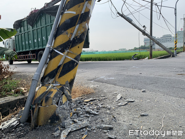 ▲環保公司抓斗車行經市場北路，吊臂太高勾斷高壓輸電桿。（圖／記者蔡佩旻攝）