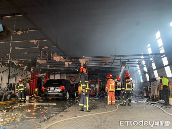 ▲台中大里一間汽車美容廠26日清晨發生火警。（圖／記者李忠憲翻攝）