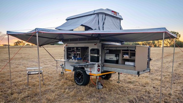 最強露營小拖車「怒塞」6人也沒問題！內建收納式廚具、折疊淋浴間（圖／翻攝自Mobi）