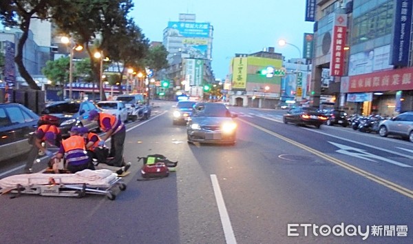 ▲桃園市周姓男子去年7月間凌晨4時許，開車行經中壢區延平路與中美路時，疑似超速撞上正在斑馬線行走的陳姓路人，導致頭部腦漿外溢送醫不治慘死。（資料照／記者沈繼昌翻攝）