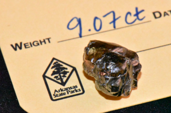▲幸運兒基納德（Kevin Kinard）找到的鑽石，是州立公園1972年成立以來第二大顆。（圖／翻攝自官網／@arkansasstateparks）▲美國阿肯色州銀行經理基納德勞工節，找到的鑽石，且手持鑑定證書。（圖／翻攝自官網／@arkansasstateparks）▲鑽石是高貴又美麗的奢侈品，一般人要買到一顆鑽石可能就得花上大筆積蓄。（圖／翻攝自官網／@arkansasstateparks）