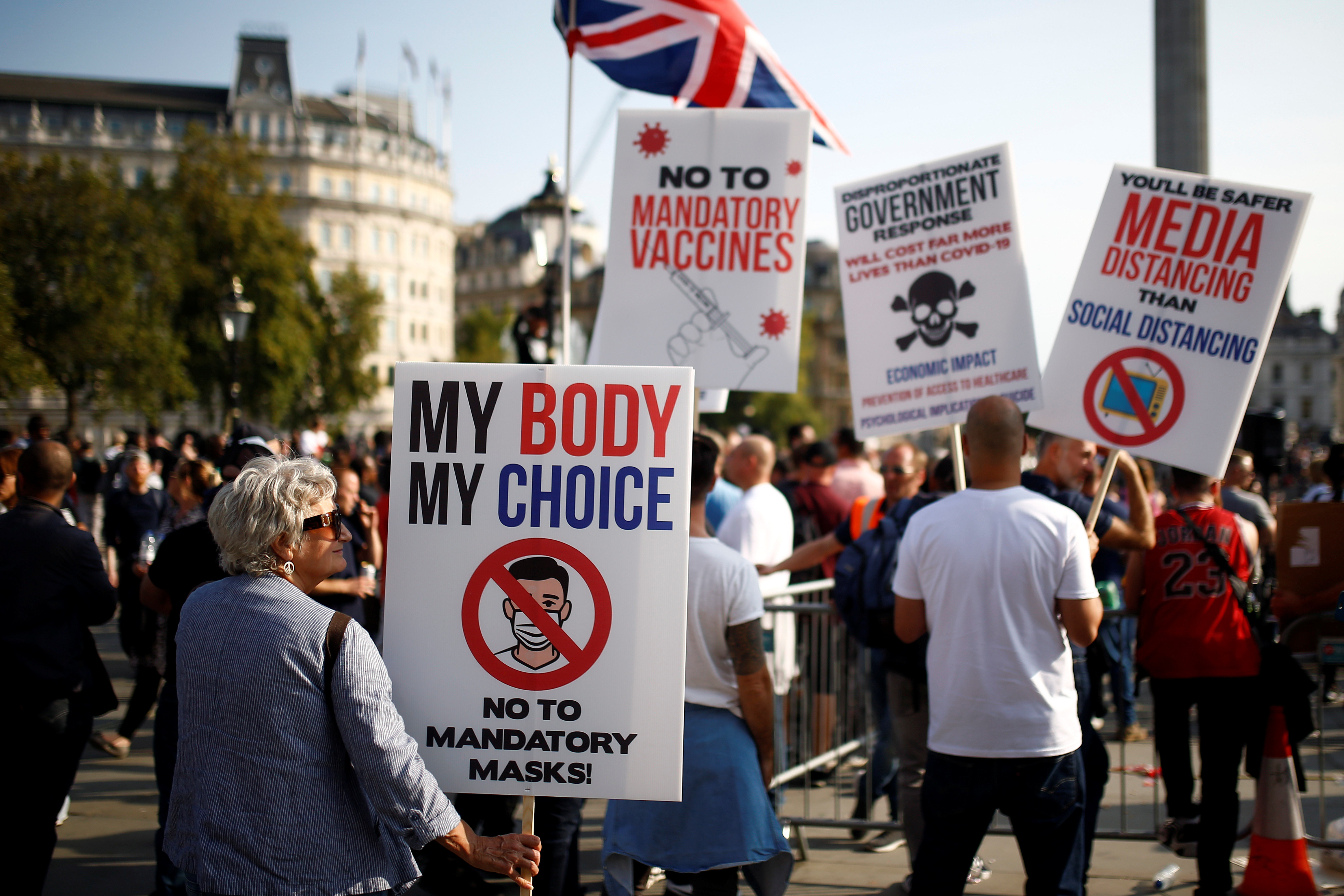 ▲▼英國民眾在倫敦特拉法加廣場（Trafalgar Square）抗議防疫。（圖／路透）