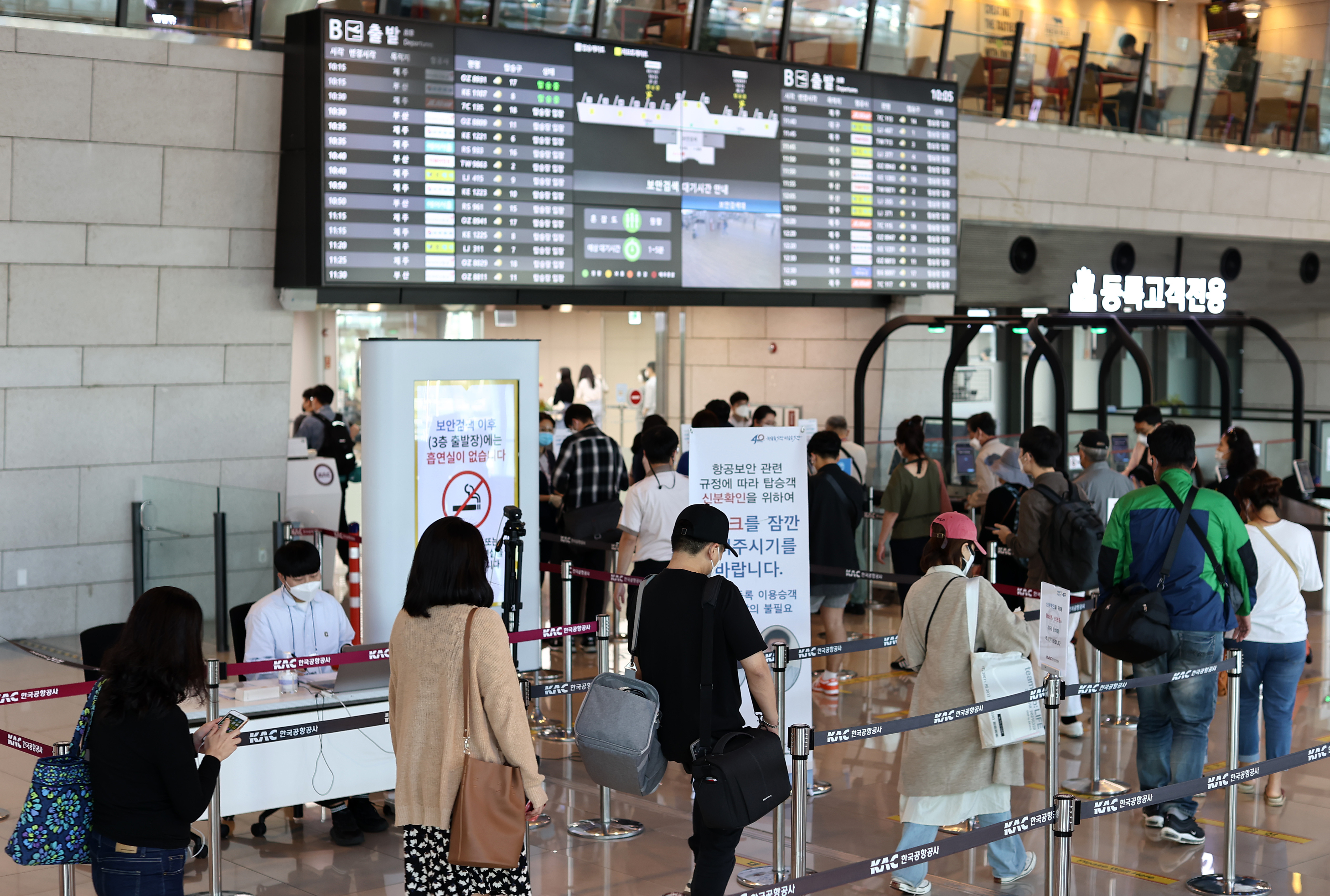 ▲▼中秋連假將至，南韓金浦機場擠滿了旅客，其中飛往濟州島航班90%機票已被預訂。（圖／達志影像）