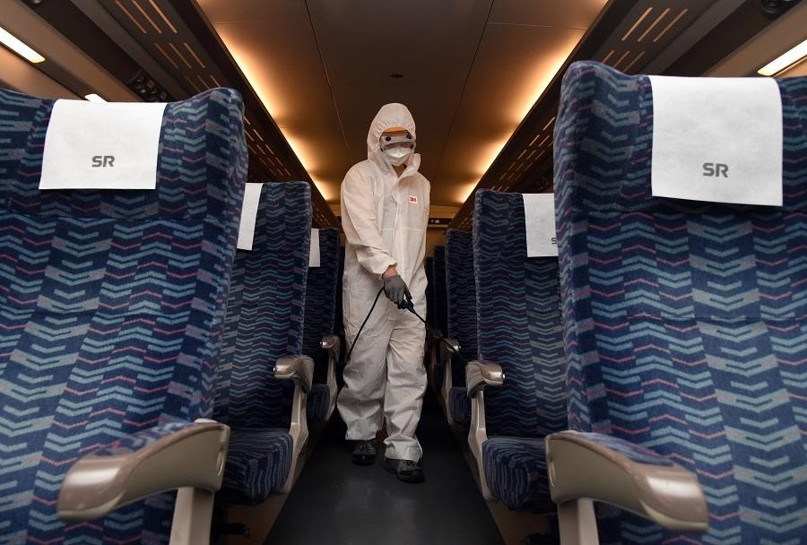 ▲▼南韓高速鐵路SRT員工正對列車進行消毒工作。（圖／達志影像）