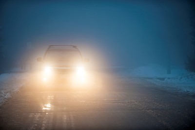 「開車常用燈語」一次搞懂！看到對向車閃大燈快減速顧好荷包