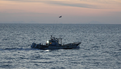 日本船長「剛開自動駕駛」就落海！沒穿救生衣　狂游50分奇蹟存活