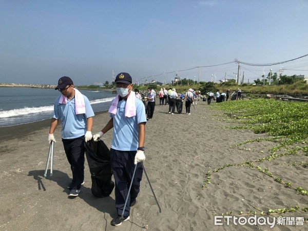 ▲南部分署第11岸巡隊，配合台灣電力公司興達發電廠舉辦之「台電公司2020淨灘活動」，於高雄市永安區鑽石沙灣實施淨灘。（圖／記者林悅翻攝，下同）