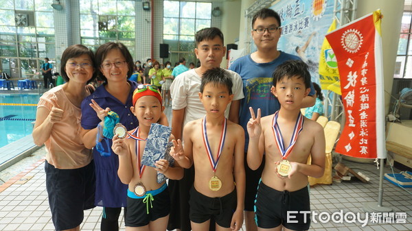 ▲台南市永福國小自閉症巡迴班輔導的星星兒們，參加台南市扶輪盃身障游泳比賽中大放異彩，全部孩子都拿到了該組的前五名。（圖／記者林悅翻攝，下同）
