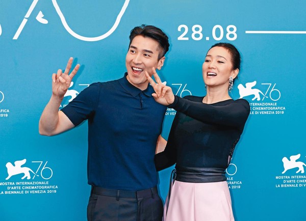 趙又廷（左）去年演出大陸導演婁燁執導的《蘭心大劇院》，不僅與鞏俐（右）合作，該片還入圍了威尼斯影展主競賽。（東方IC）